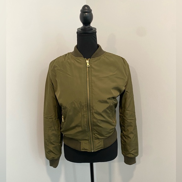 Bomber jacket in olive green size: M in excellent condition. Orange interior - Picture 2 of 10